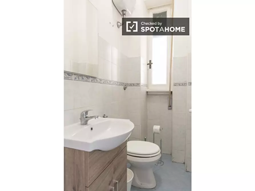 Immagine 17 di Camera condivisa in affitto  in Viale Libia a Roma