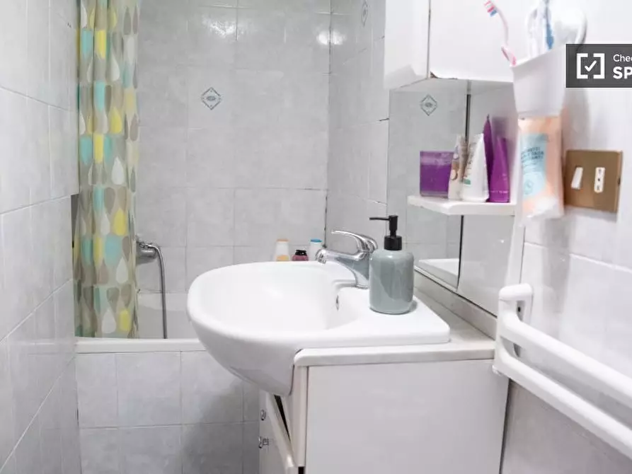 Immagine 9 di Camera condivisa in affitto  in Via Giovanni Brancaleone a Roma