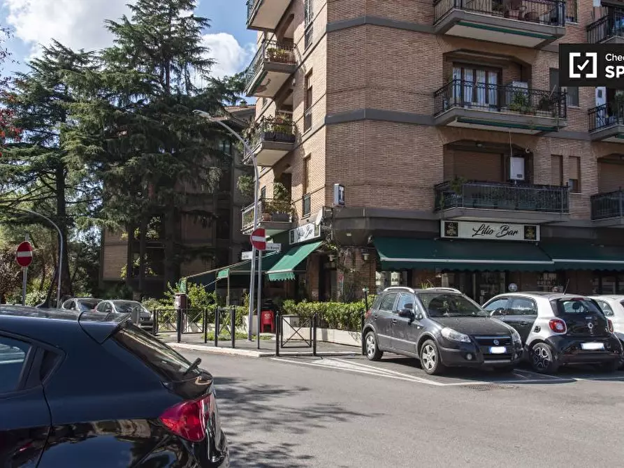 Immagine 12 di Camera condivisa in affitto  in Via Luigi Lilio a Roma