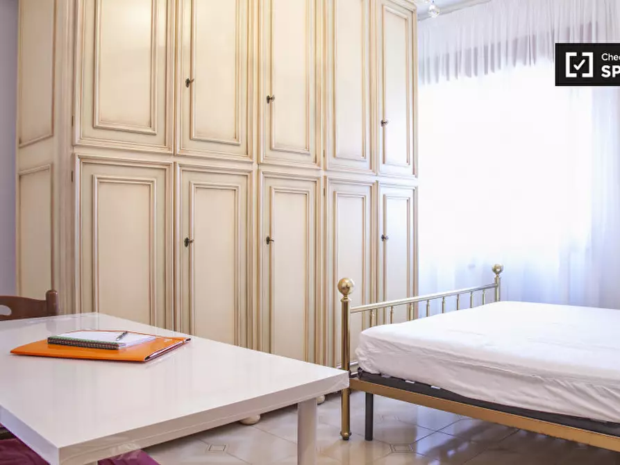 Immagine 3 di Camera condivisa in affitto  in Via Sestio Menas a Roma