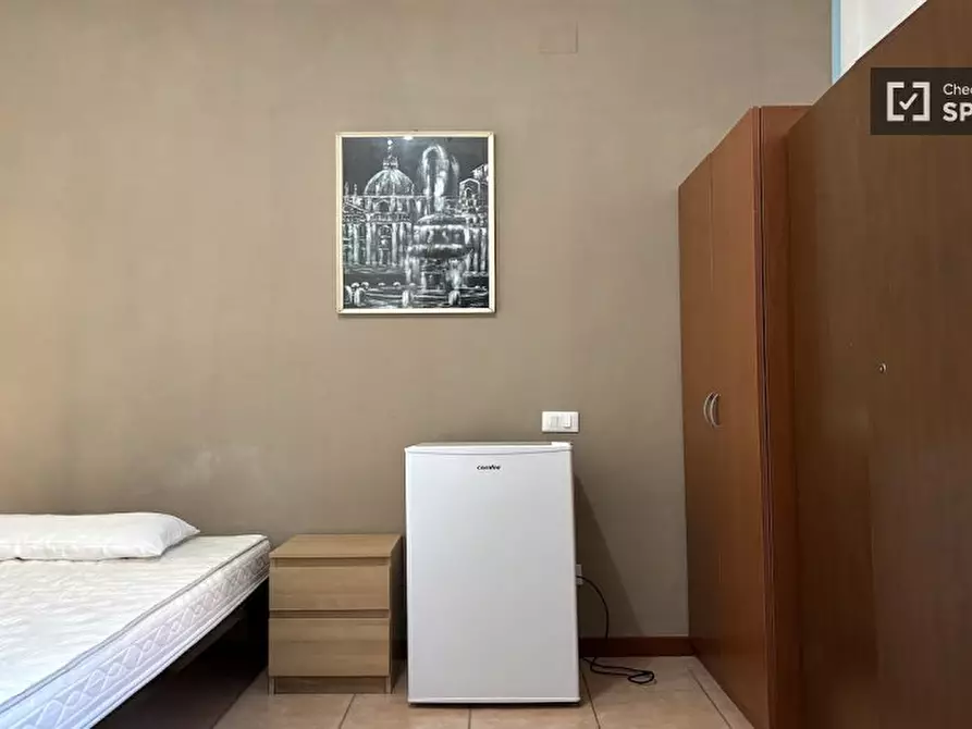 Immagine 3 di Camera condivisa in affitto  in Via Alessandro Brisse a Roma