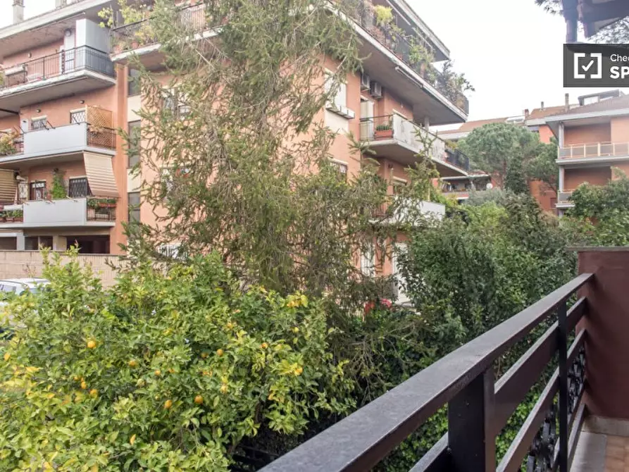 Immagine 2 di Camera condivisa in affitto  in Via dei Macarani a Roma