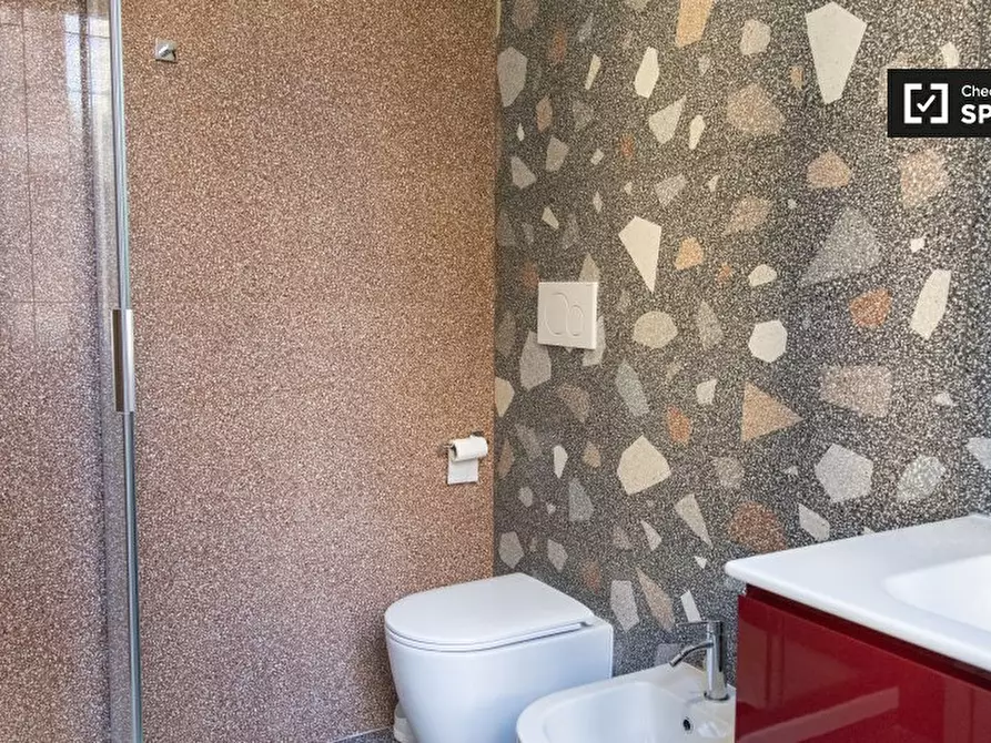 Immagine 5 di Camera condivisa in affitto  in Via Lima a Roma