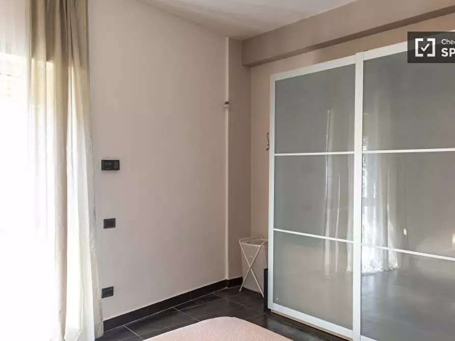 Immagine 2 di Camera condivisa in affitto  in Via Corrado Segre a Roma
