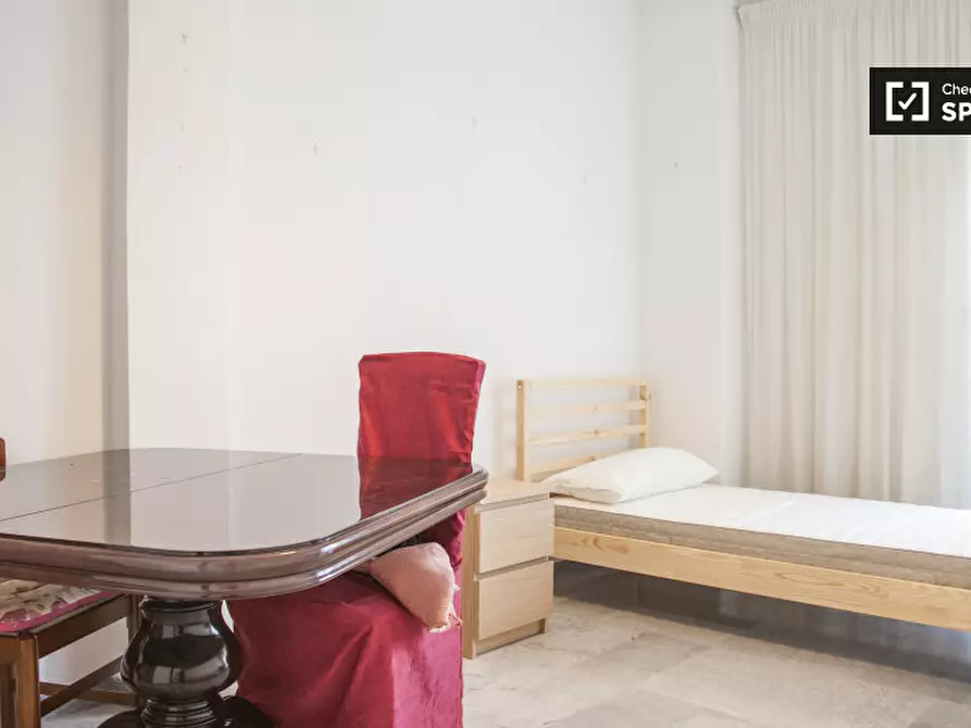 Immagine 4 di Camera condivisa in affitto  in Via Sestio Menas a Roma