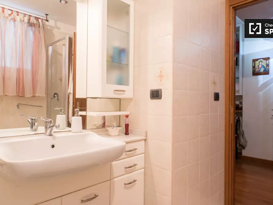 Immagine 11 di Camera condivisa in affitto  in Via Ugo Betti a Roma