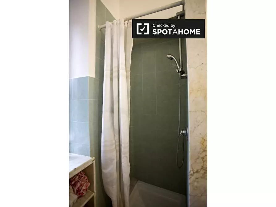 Immagine 13 di Camera condivisa in affitto  in Via Ernesto Ovidi a Roma