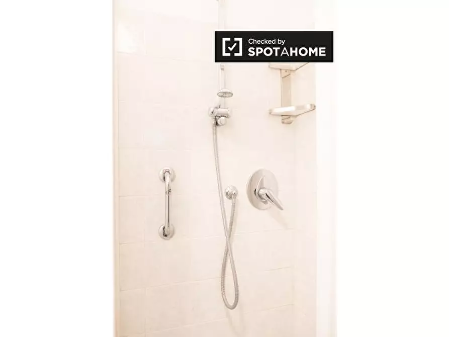 Immagine 5 di Camera condivisa in affitto  in Via dei Giovi a Roma