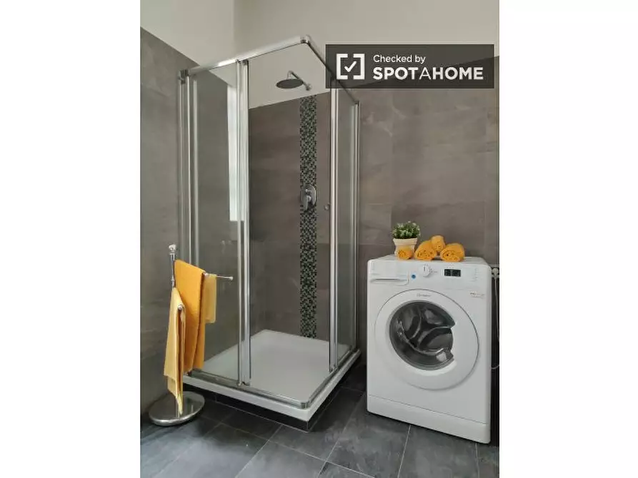 Immagine 19 di Camera condivisa in affitto  in Viale Coni Zugna a Milano