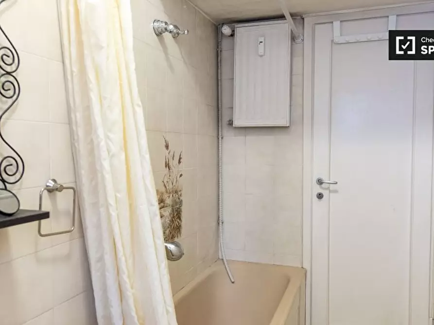 Immagine 16 di Camera condivisa in affitto  in Via Camilla a Roma