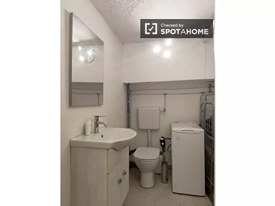 Immagine 11 di Camera condivisa in affitto  in Via Salasco a Milano