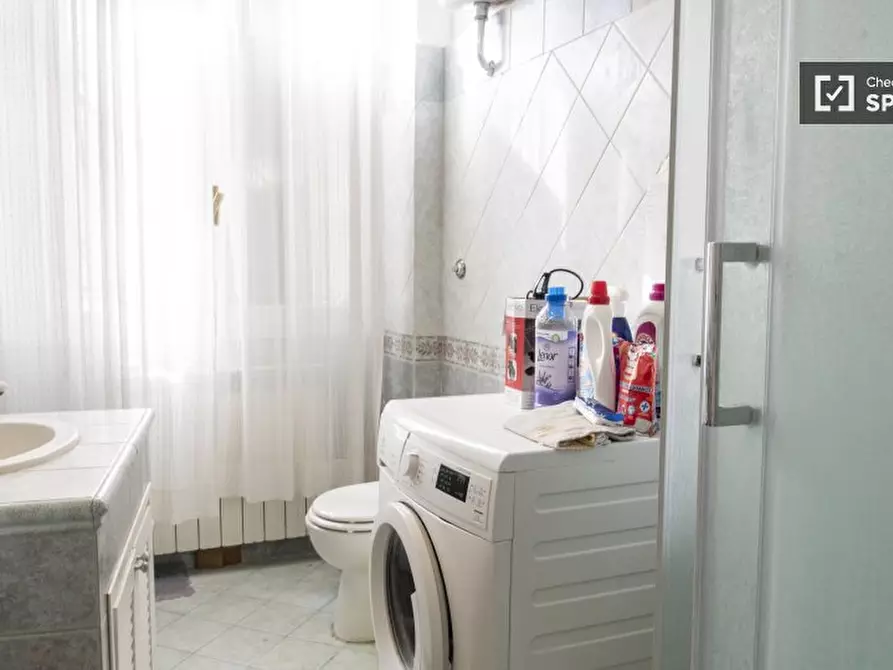 Immagine 8 di Camera condivisa in affitto  in Piazza Vescovio a Roma