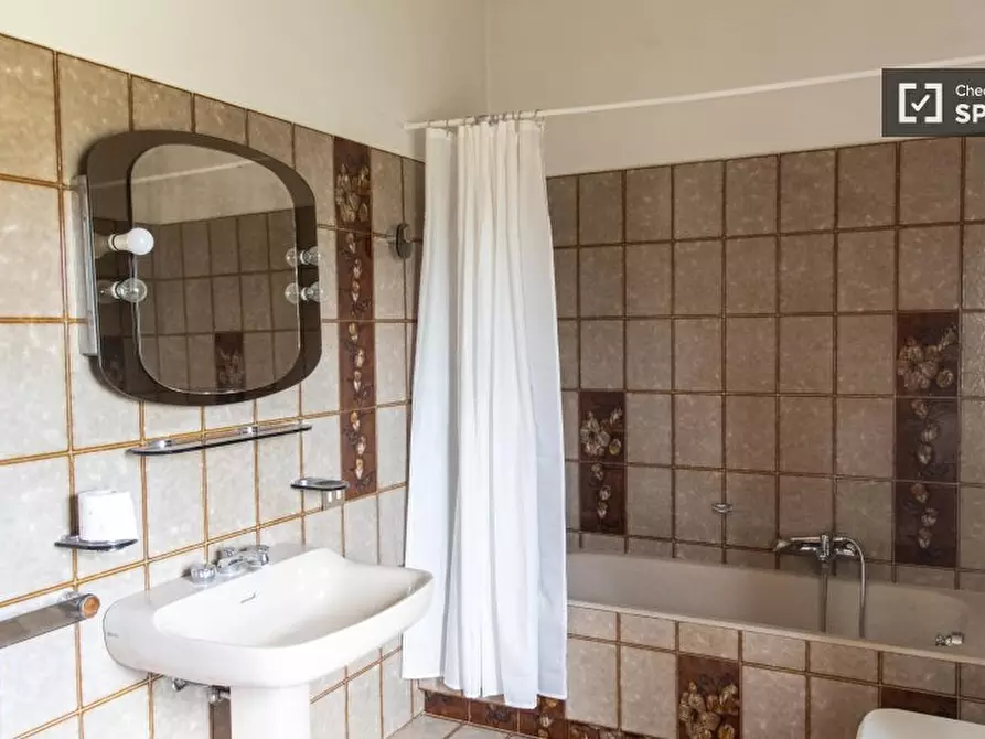 Immagine 15 di Camera condivisa in affitto  in Vicolo delle Lucarie a Roma