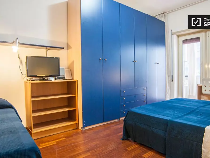 Immagine 2 di Camera condivisa in affitto  in Via Lucio Calpurnio Bibulo a Roma