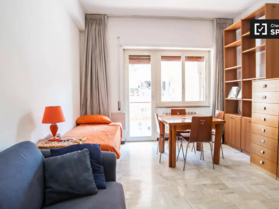 Immagine 16 di Camera condivisa in affitto  in Via Lucio Calpurnio Bibulo a Roma