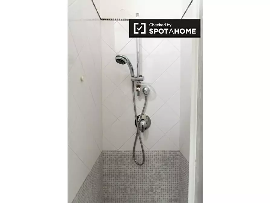 Immagine 11 di Camera condivisa in affitto  in Via della Cava Aurelia a Roma