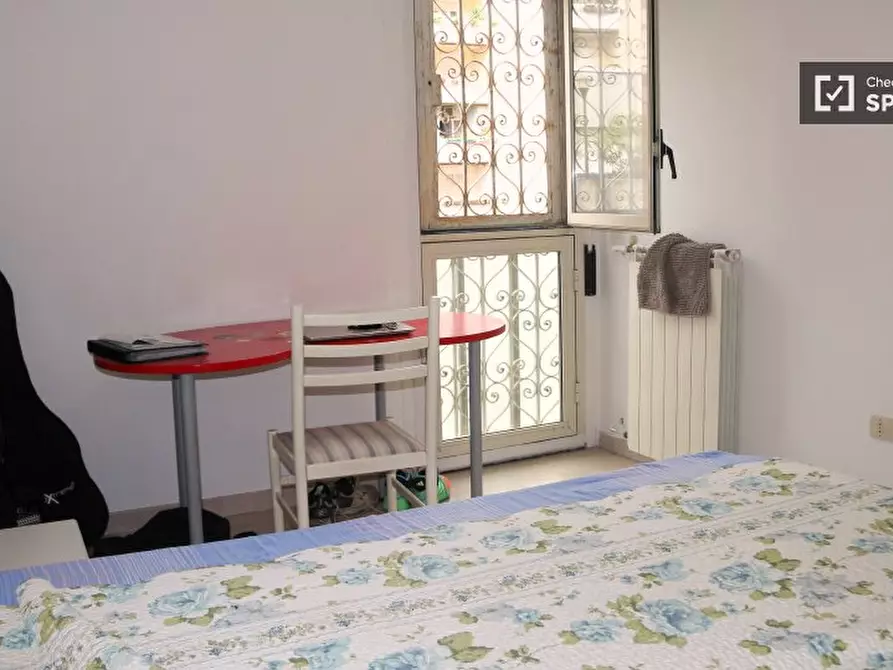 Immagine 3 di Camera condivisa in affitto  in Via Giuseppe de Robertis a Roma