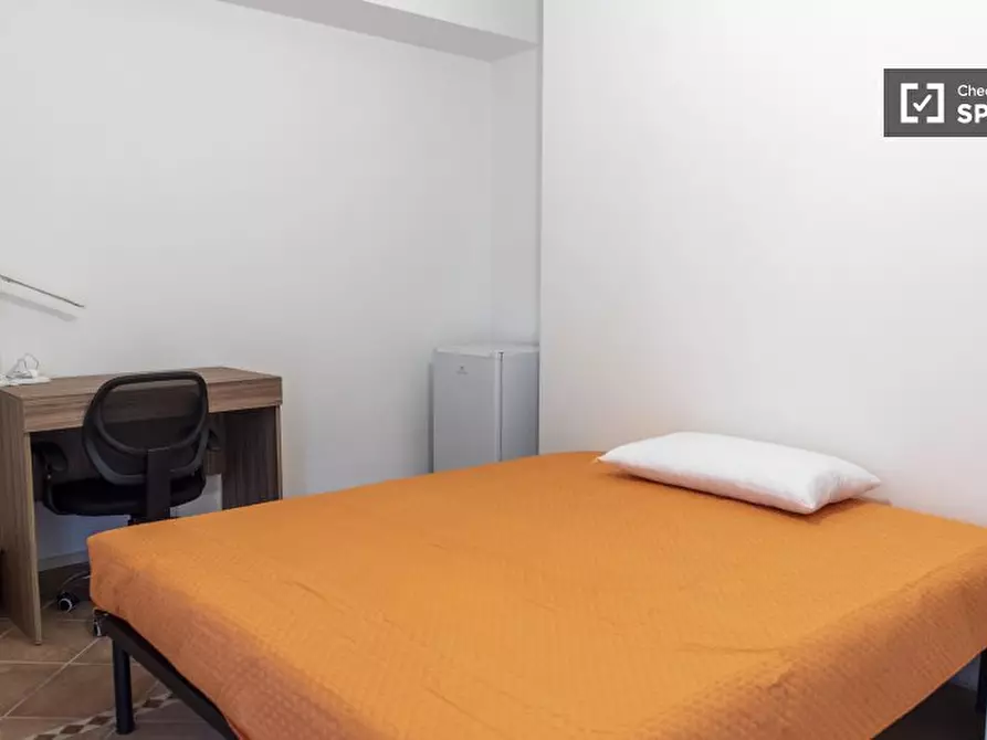 Immagine 3 di Camera condivisa in affitto  in Via Antonino Pio a Roma