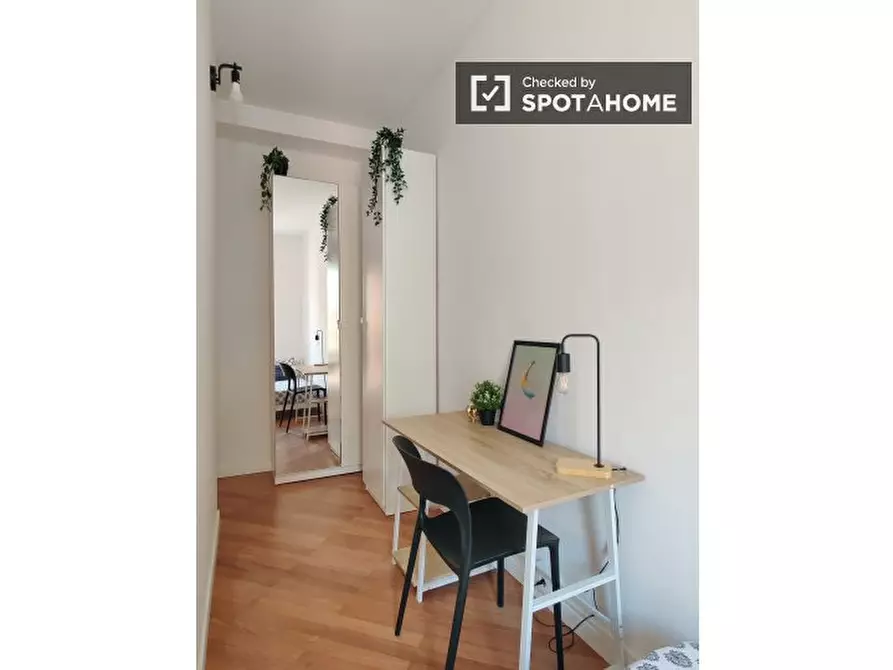 Immagine 2 di Camera condivisa in affitto  in Via Sebino a Milano