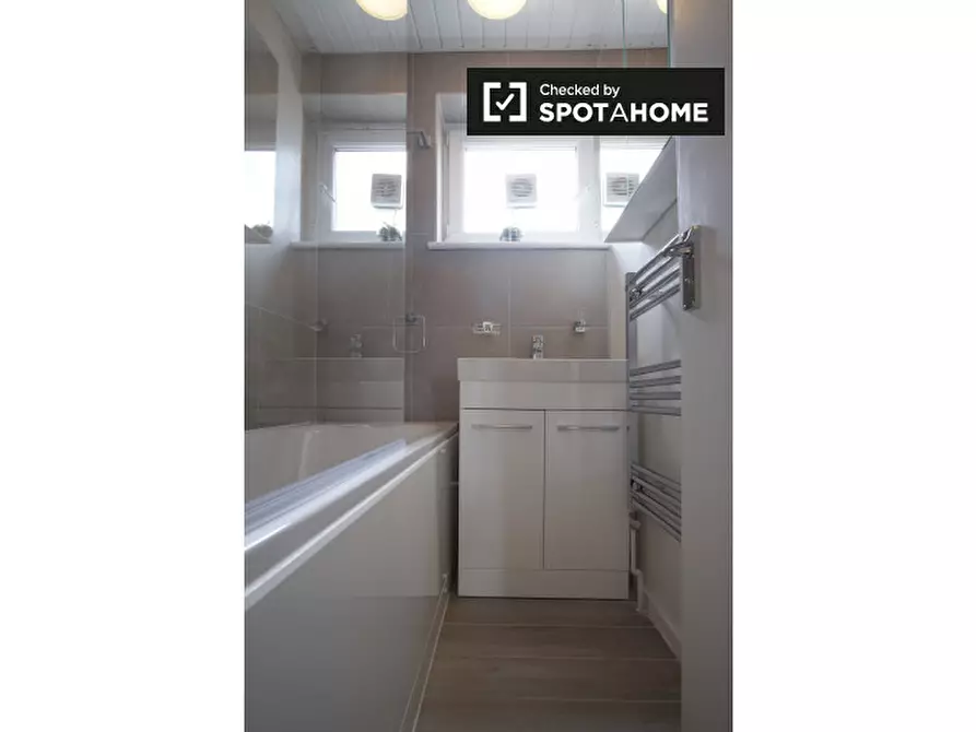 Immagine 13 di Camera condivisa in affitto  in Cambridge Heath Road a Poplar