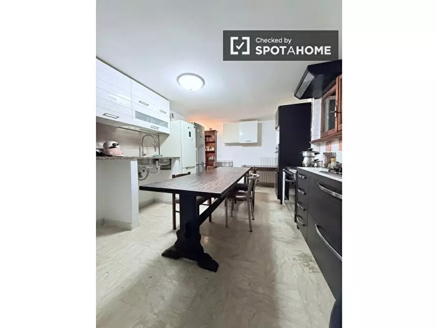 Immagine 5 di Camera condivisa in affitto  in Via Argusto a Roma