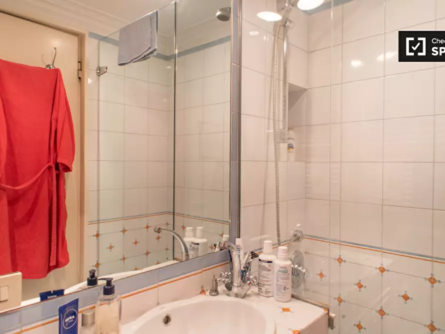 Immagine 12 di Camera condivisa in affitto  in Via Adige a Roma