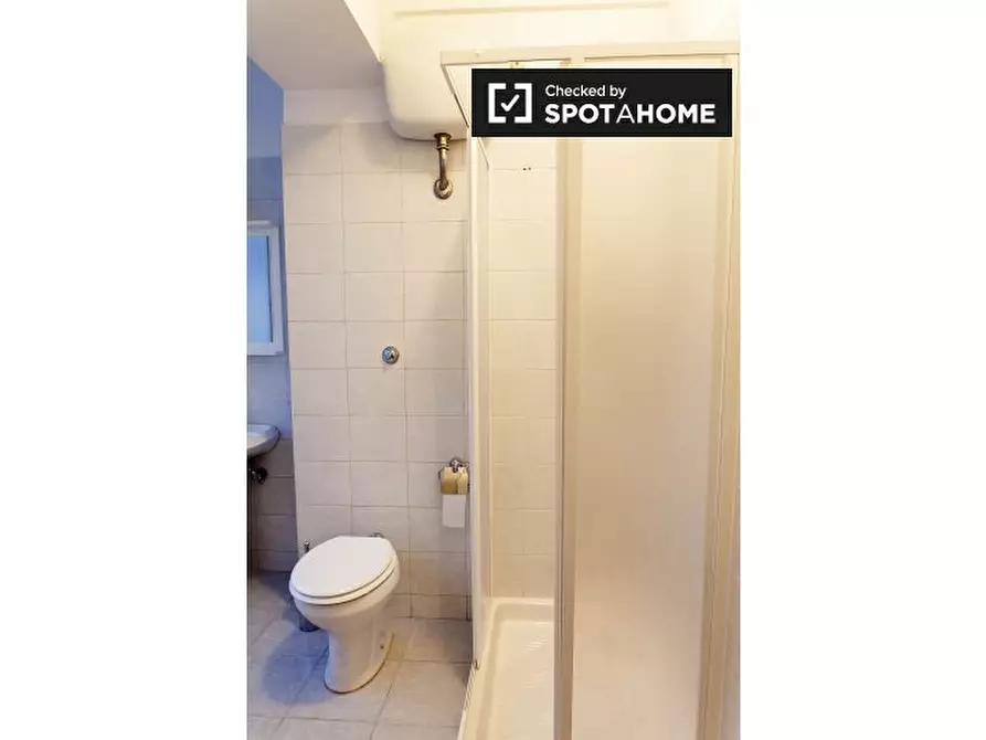 Immagine 5 di Camera condivisa in affitto  in Via Paola Falconieri a Roma