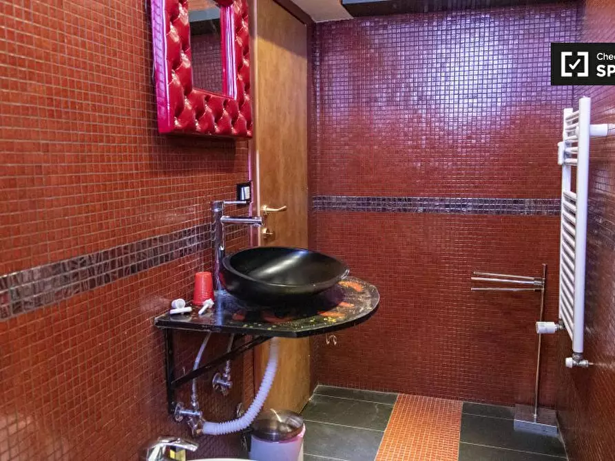 Immagine 3 di Camera condivisa in affitto  in Via dei Campi Flegrei a Roma