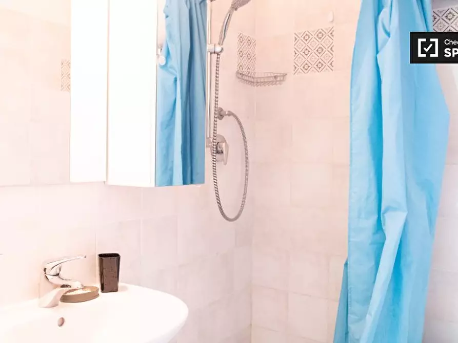 Immagine 8 di Camera condivisa in affitto  in Via Venzone a Roma