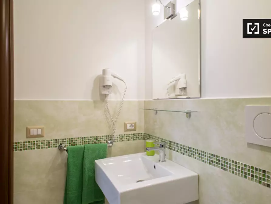 Immagine 17 di Camera condivisa in affitto  in Via Monza a Roma