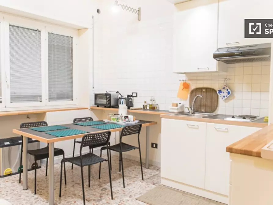 Immagine 6 di Camera condivisa in affitto  in Via Colle dei Pini a Roma