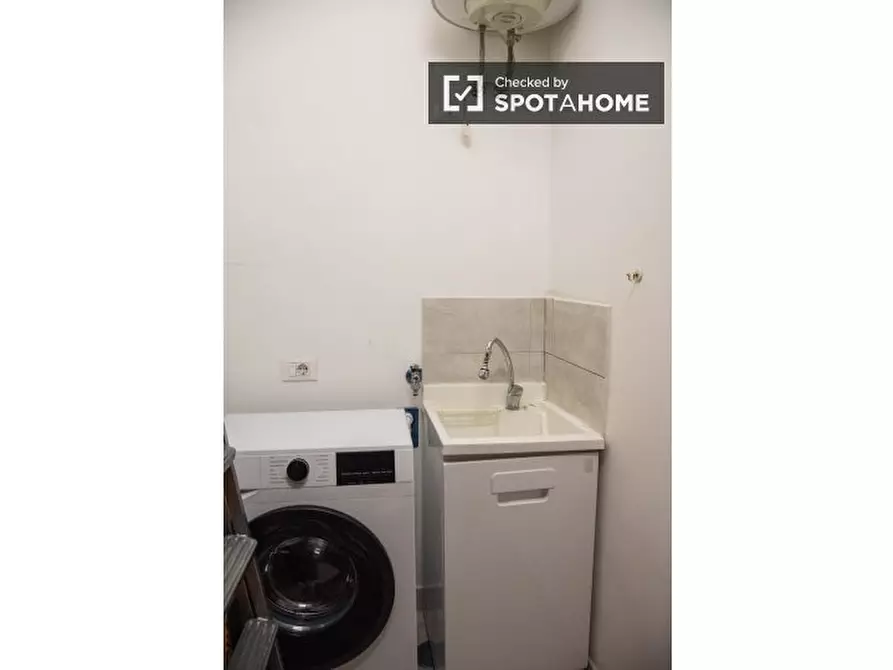 Immagine 11 di Camera condivisa in affitto  in Via Quirino Majorana a Roma