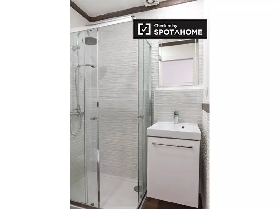 Immagine 2 di Camera condivisa in affitto  in Via Francesco Grimaldi a Roma