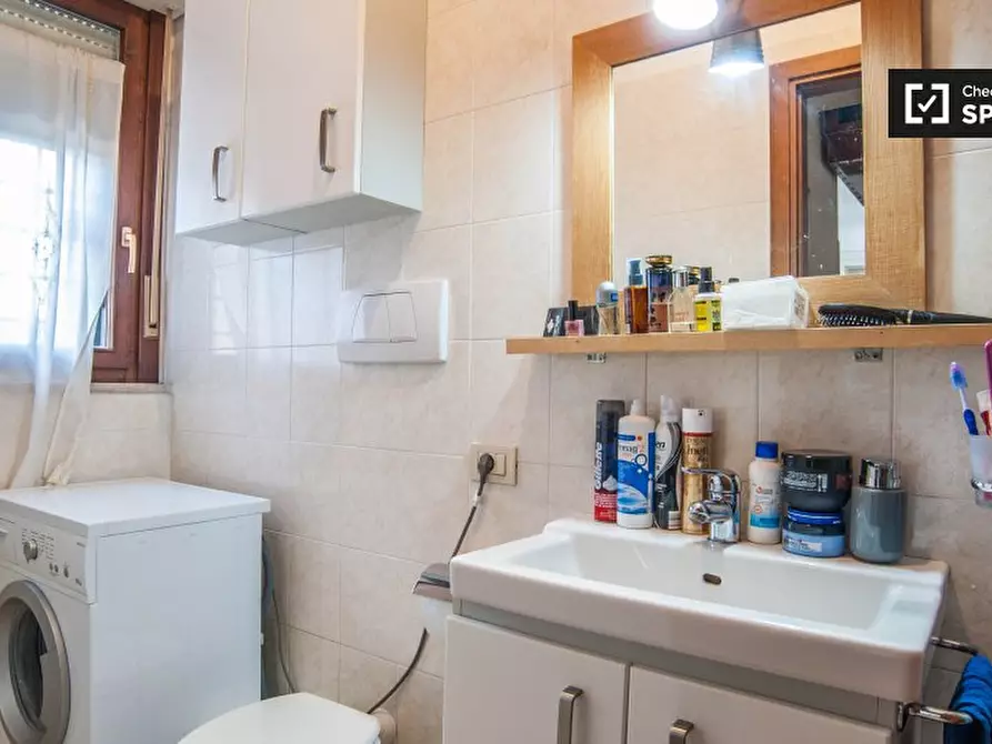 Immagine 17 di Camera condivisa in affitto  in Via del Podere Fiume a Roma