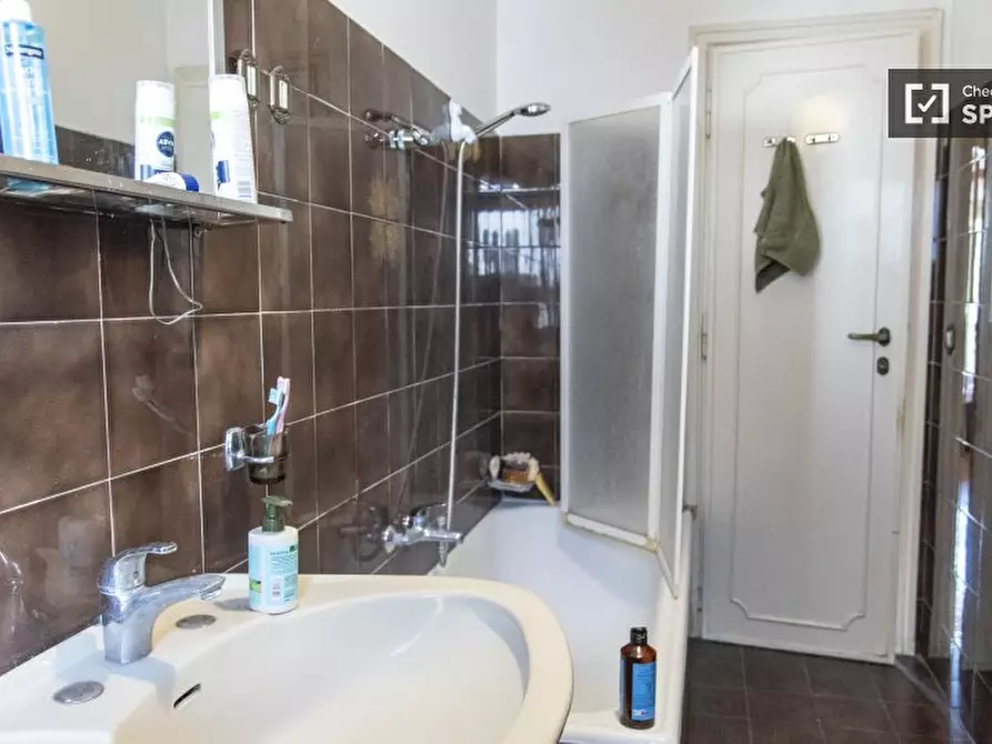 Immagine 12 di Camera condivisa in affitto  in Via Laurentina a Roma