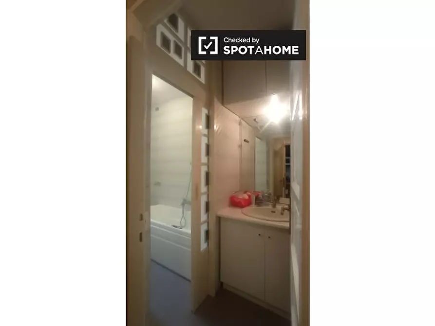 Immagine 13 di Camera condivisa in affitto  in Via Filippo Corridoni a Roma