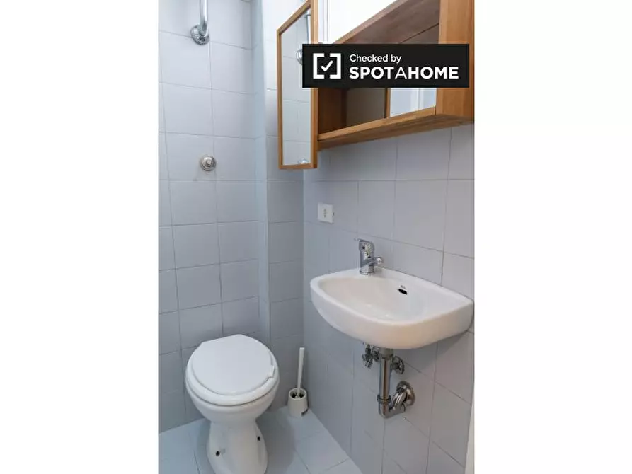 Immagine 9 di Camera condivisa in affitto  in Via Luca Valerio a Roma