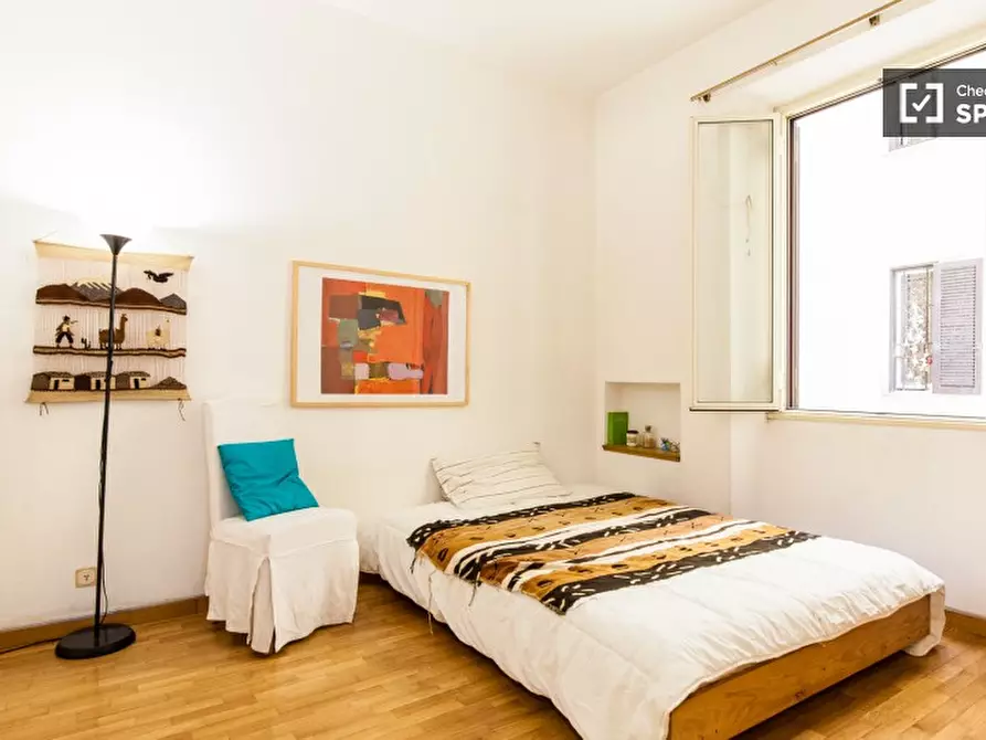 Immagine 2 di Camera condivisa in affitto  in Via di S. Angela Merici a Roma