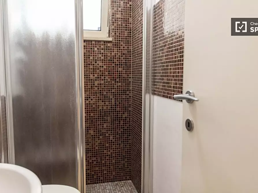 Immagine 11 di Camera condivisa in affitto  in Via Corrado Segre a Roma