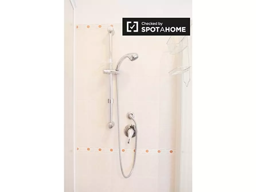 Immagine 12 di Camera condivisa in affitto  in Via Castroregio a Roma