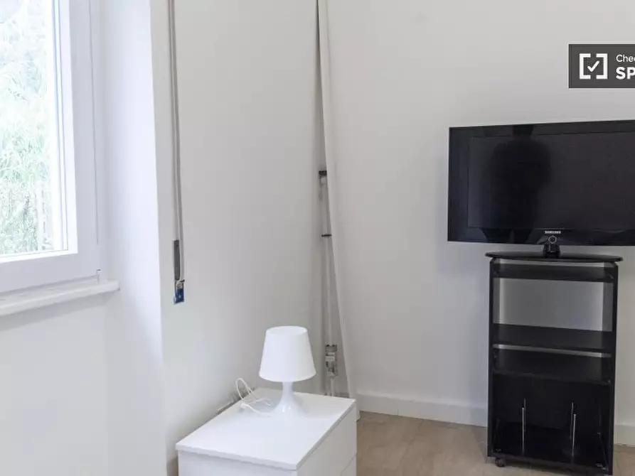 Immagine 3 di Camera condivisa in affitto  in Via Angelo Fava a Roma