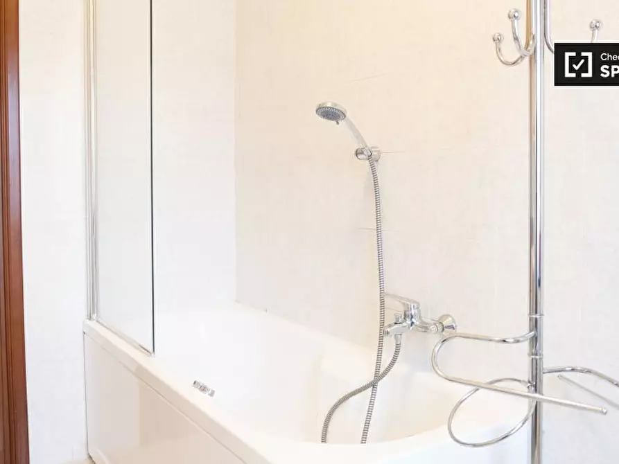 Immagine 17 di Camera condivisa in affitto  in Via Giuseppe Gregoraci a Roma