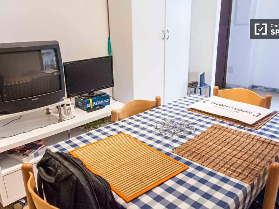 Immagine 5 di Camera condivisa in affitto  in Via Tuscolana a Roma