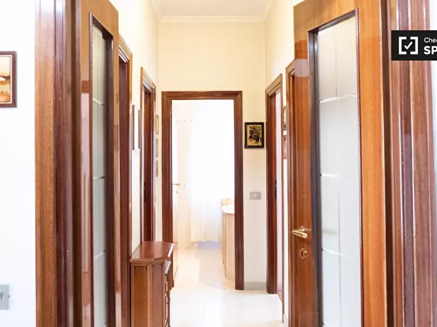 Immagine 14 di Camera condivisa in affitto  in Via Castroregio a Roma