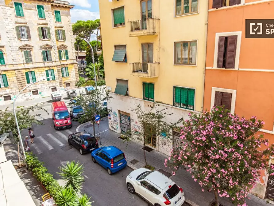 Immagine 10 di Camera condivisa in affitto  in Via Pesaro a Roma