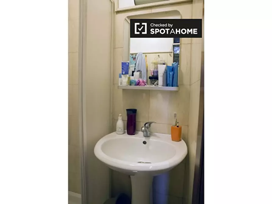 Immagine 6 di Camera condivisa in affitto  in Via Castelfidardo, 00185 Roma RM, Italy a Roma