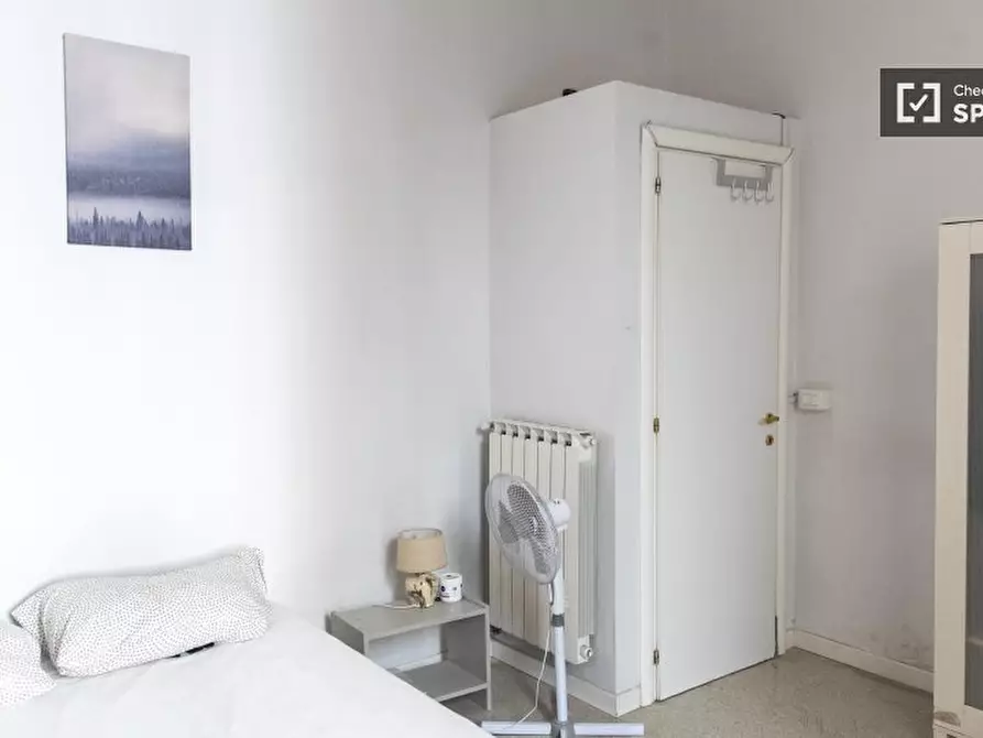 Immagine 2 di Camera condivisa in affitto  in Via Napoleone III a Roma