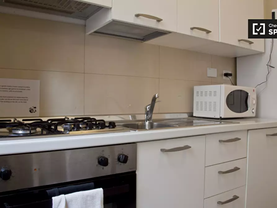 Immagine 10 di Camera condivisa in affitto  in Via Barletta a Roma