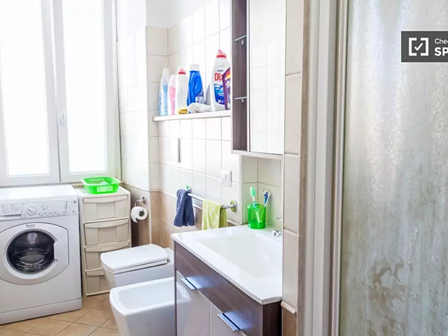 Immagine 8 di Camera condivisa in affitto  in Via di acqua bullicante a Roma