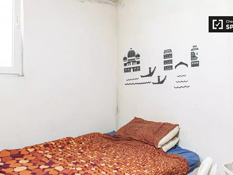 Immagine 1 di Camera condivisa in affitto  in Via dei Savorelli, 00165 Roma RM, Italy a Roma